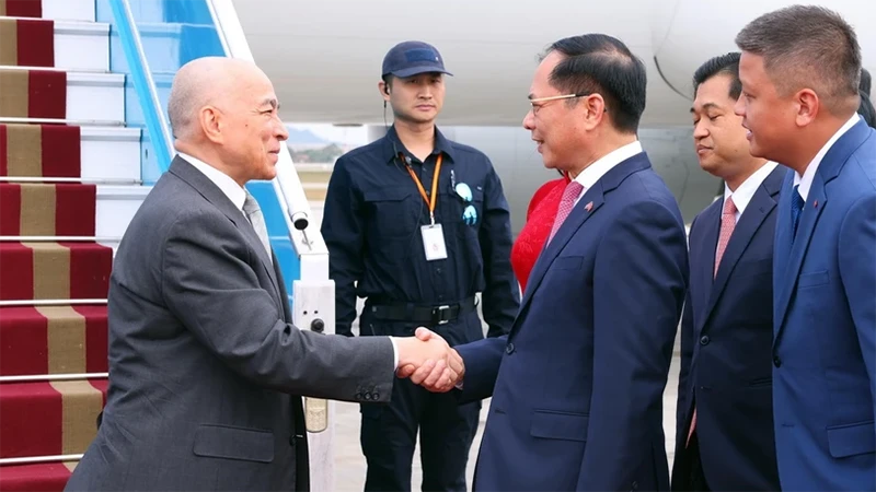 Arrivée du roi du Cambodge à Hanoi et début de sa visite d'État au Vietnam