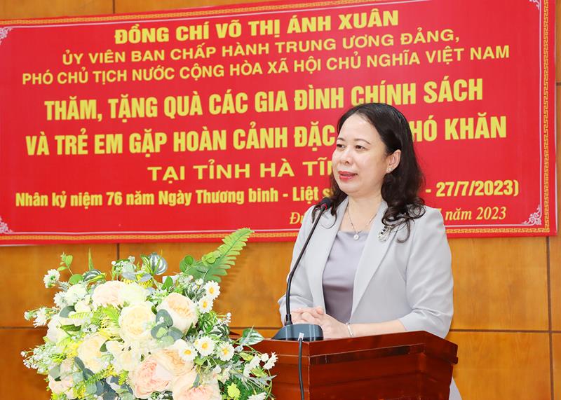 Vizepräsidentin von Vietnam Thi Anh Xuan Dang Huong und Geschenke an Familien in der Provinz Ha Tinh, Situation 6