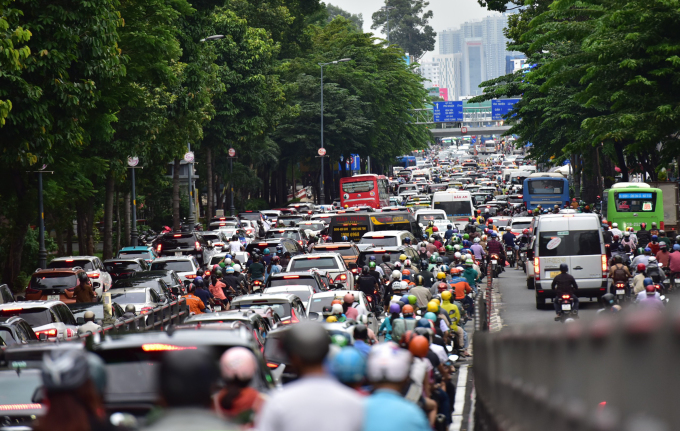 Die Hoang Van Thu Straße führt zum Flughafen Tan Son Nhat. Ho-Chi-Minh-Stadt ... am 31. August kam es zu örtlichen Verkehrsstaus.  Foto: Quynh Tran