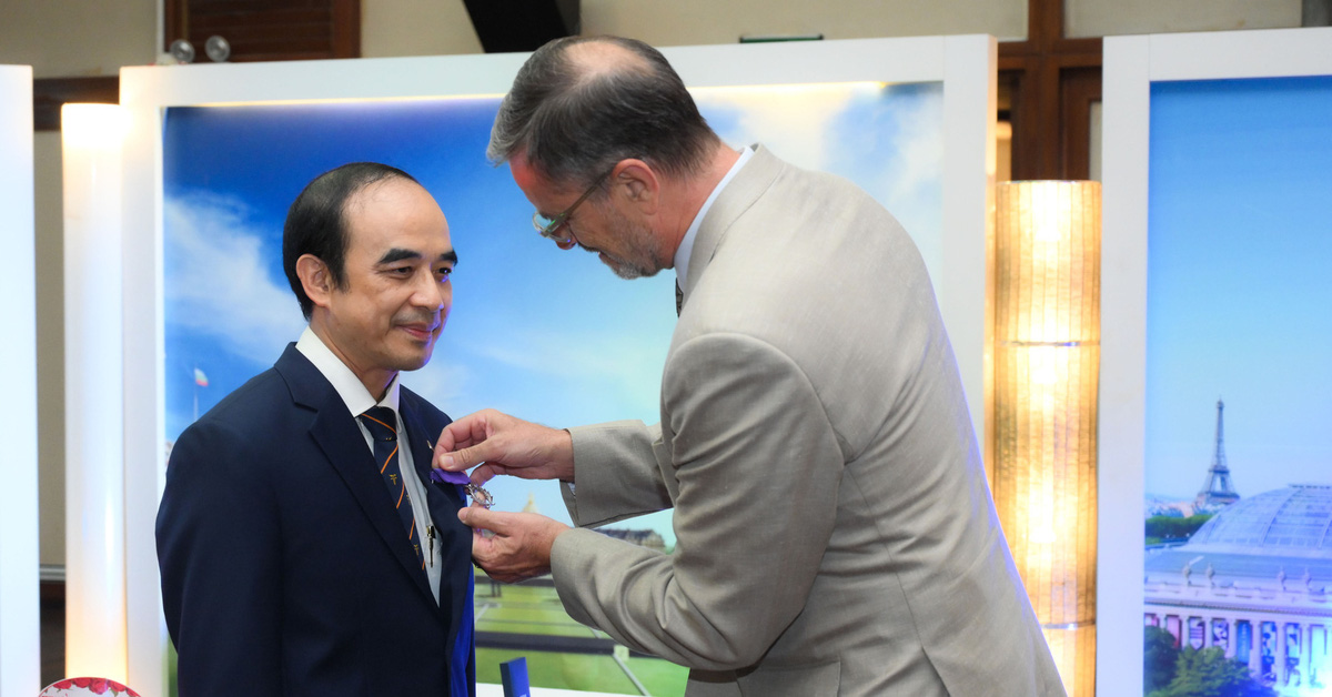 Professor Nguyen Huu Tu received the French Academic Palm Medal.