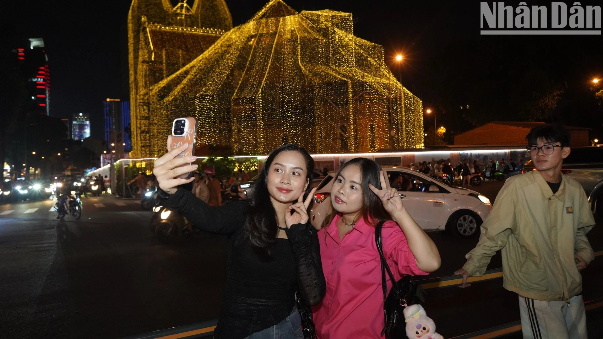 [Photo] Bustling Christmas Eve atmosphere in Ho Chi Minh City photo 1
