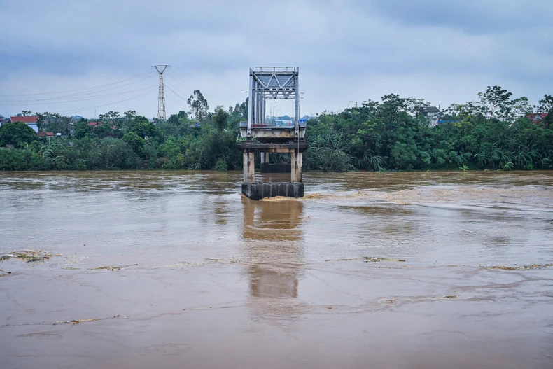 Die Überschwemmungen des Thao-Flusses überschreiten das historische Niveau, steigende Wasserstände des Roten Flusses wirken sich auf einige Gebiete in Hanoi aus, Foto 44