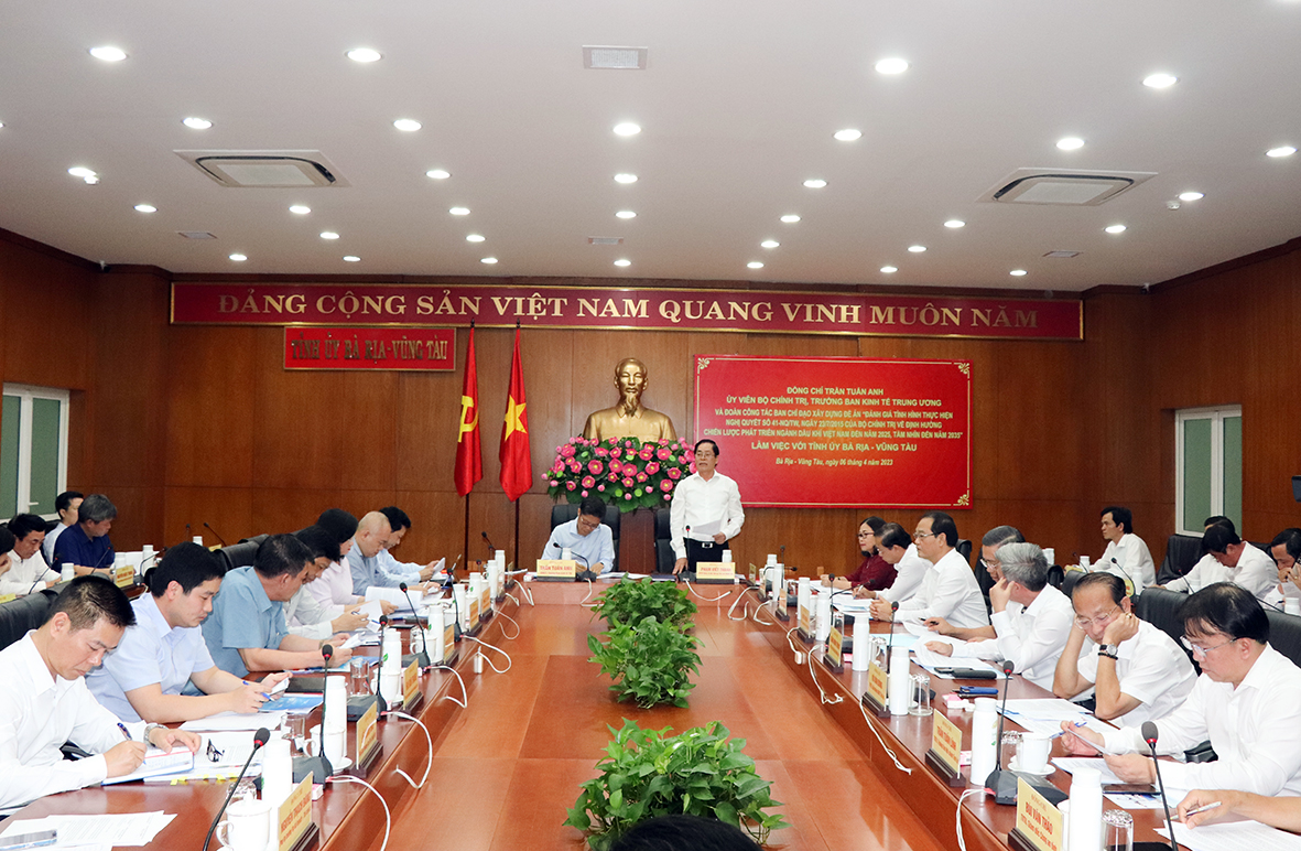 Mr. Pham Viet Thanh, Member of the Party Central Committee, Secretary of the Provincial Party Committee, Chairman of the Provincial People's Council spoke at the meeting.