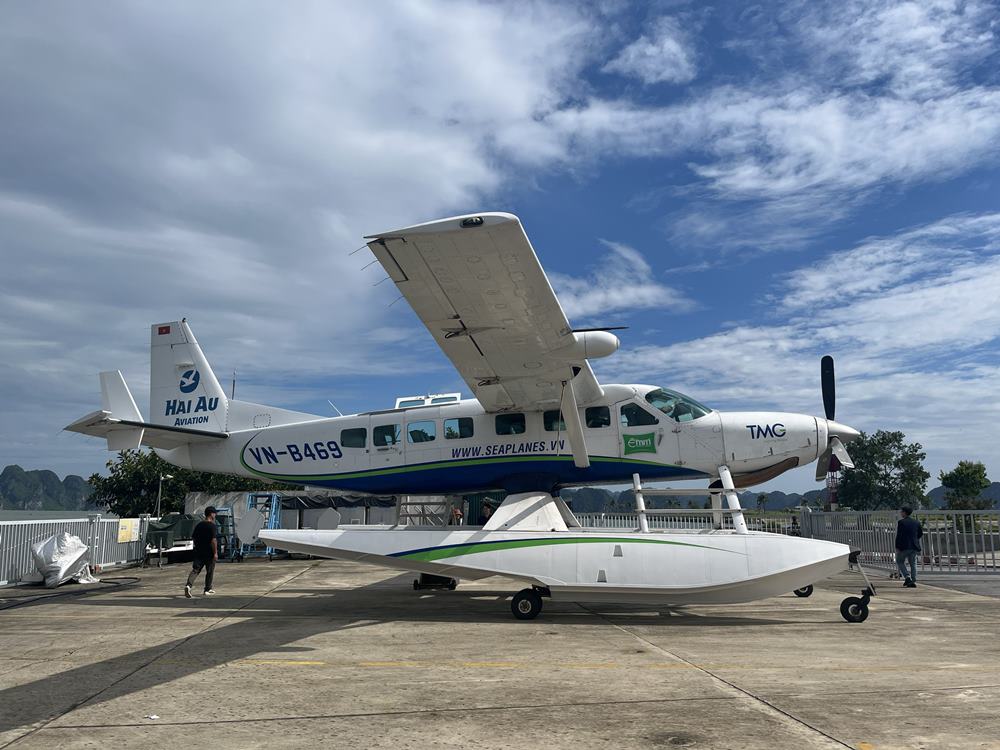 Mỗi chiếc thuỷ phi cơ có thể vận chuyển tối đa được 12 hành khách tùy theo cân nặng. Ban đầu, giá vé 1,6 triệu đồng/khách bay trong tuần và 1,8 triệu đồng/khách bay cuối tuần. Tuy nhiên đến năm 2024, giá vé tăng lên 2 triệu đồng/khách bay tất cả các ngày, không phân biệt trong nước hay quốc tế.