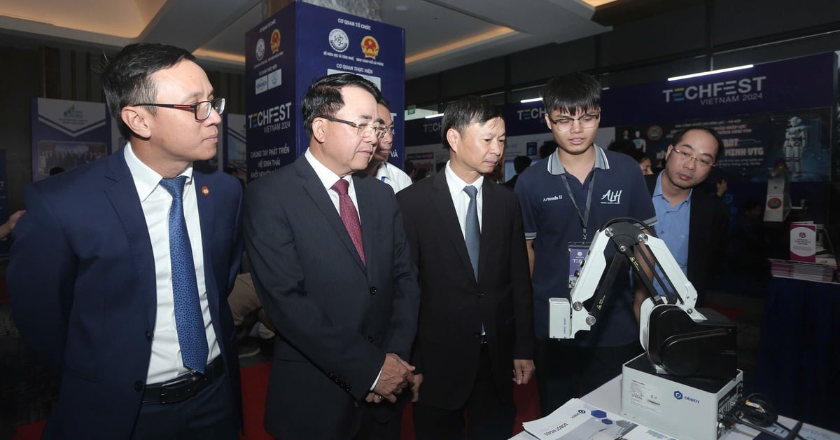 Techfest Vietnam 2024에는 10,000명 이상의 사람들이 참석했습니다.