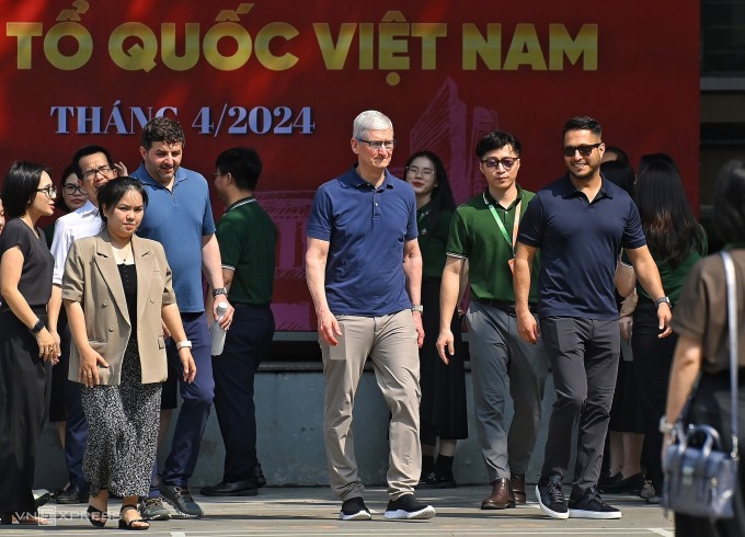 CEO Apple Tim Cook tại trường Tiểu học và THCS Ngôi sao Hà Nội, sáng 16/4. Ảnh: Giang Huy