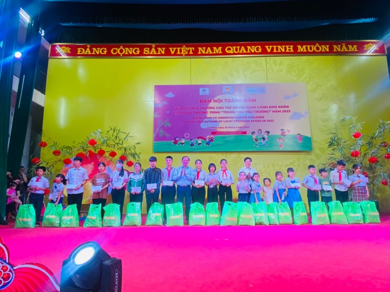 Ngân hàng thực phẩm Việt Nam va Hội Chữ thập đỏ Tỉnh Quảng Bình đã tổ chức, triển khai chương trình “Trung thu yêu thương cho hơn 500 trẻ em khó khăn trên địa bàn tỉnh Quảng Bình.