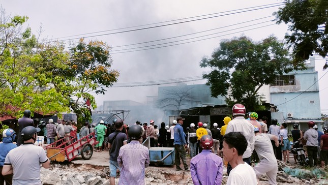 Dãy cửa hàng ở cảng cá Thọ Quang bốc cháy giữa trưa ảnh 8