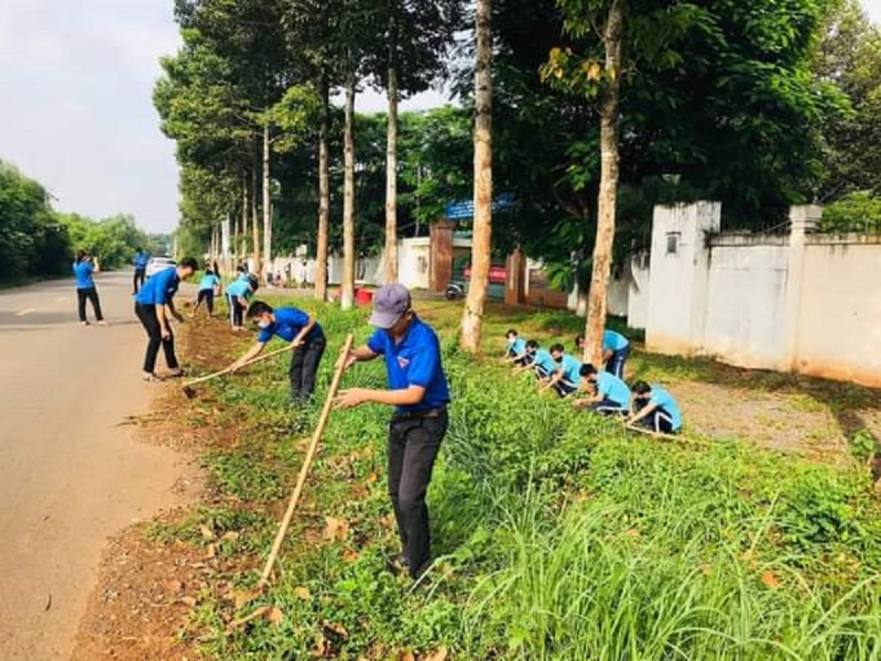 Dọn dẹp vệ sinh bảo vệ môi trường xung quanh cơ sở.