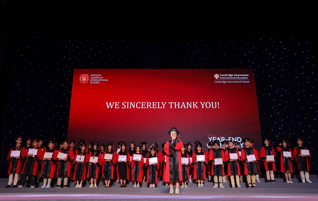 VAS khen thưởng học sinh đạt thành tích xuất sắc tại Lễ bế giảng năm học 2022-2023