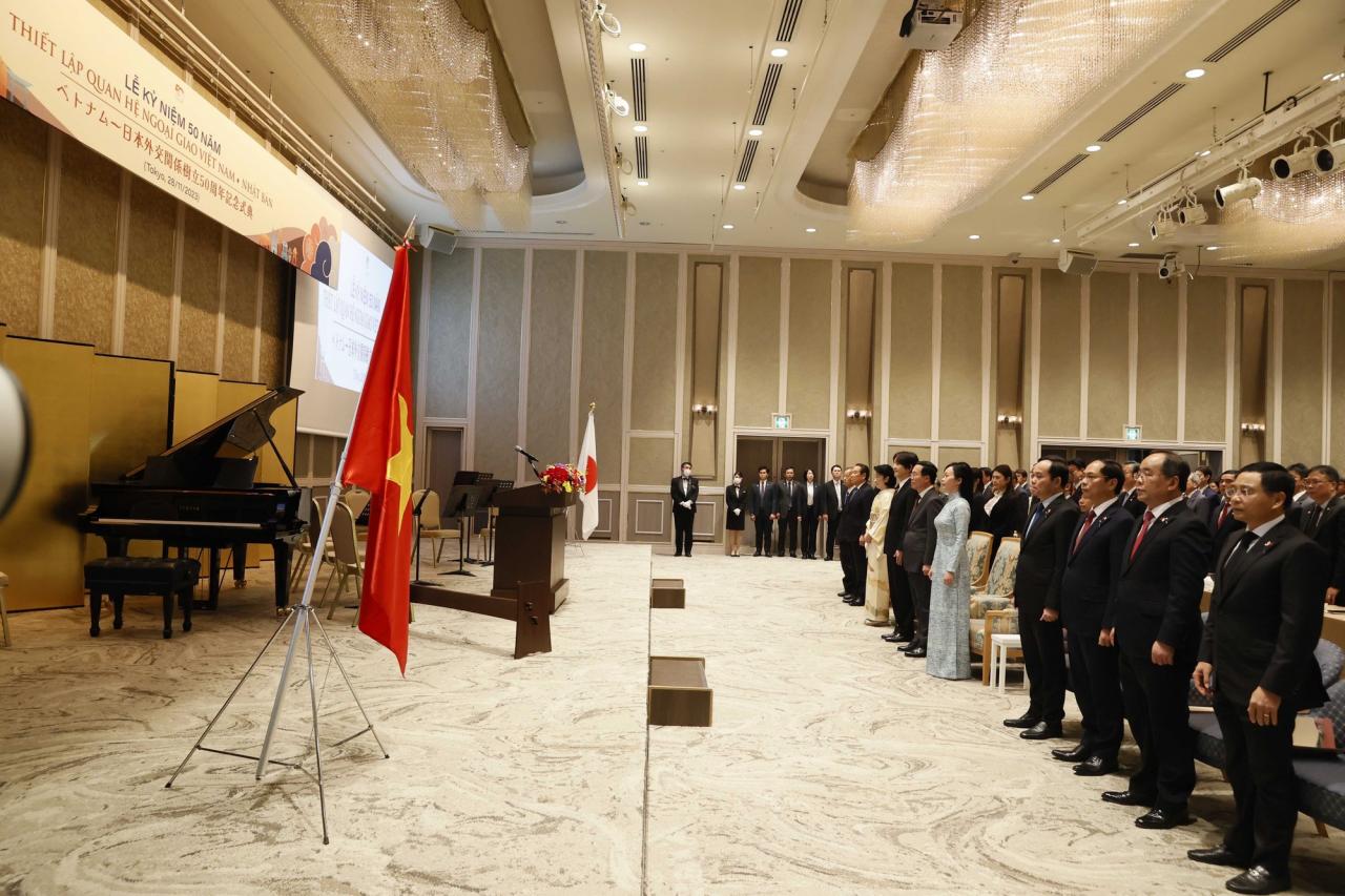 El presidente asiste a la ceremonia para celebrar los 50 años de relaciones diplomáticas entre Vietnam y Japón