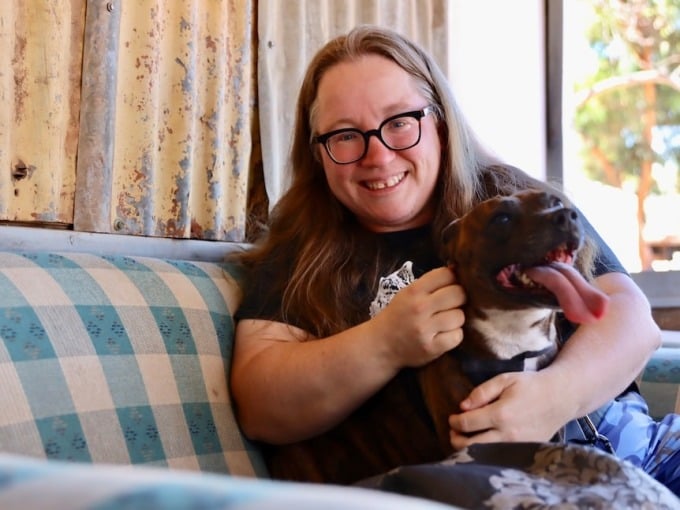 Alys und ihr Hund leben im billigsten Haus Australiens. Foto: CNN