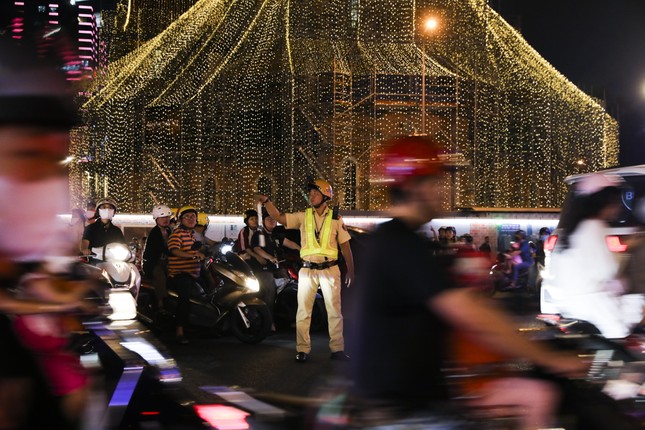 호치민시 크리스마스 이브에 미녀들이 아름다움을 뽐내고 있다 사진 11
