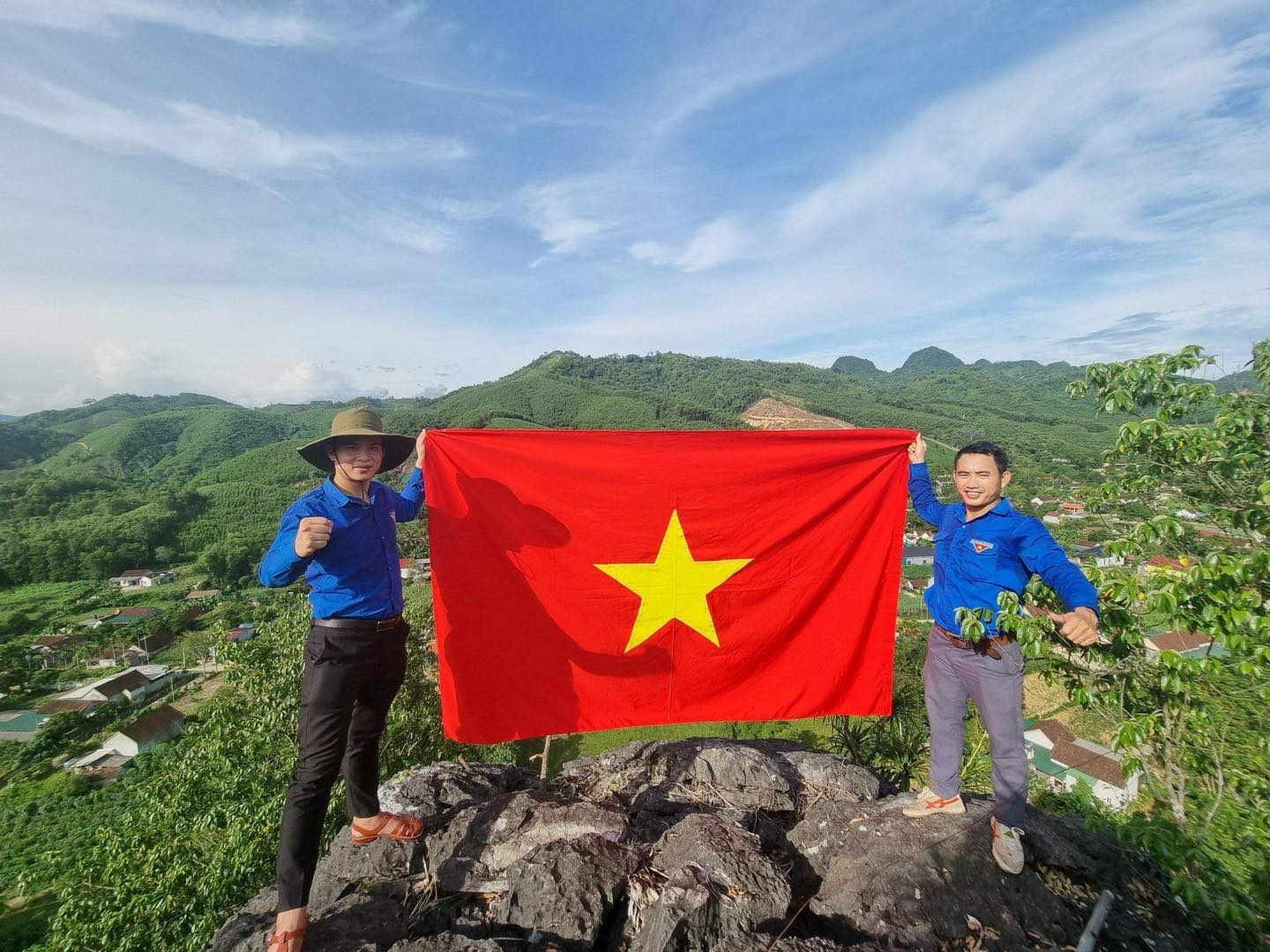 Evénement - Nghe An : Lever du drapeau sur le pic Len Vu à l'occasion de la Fête Nationale le 2 septembre (Photo 3).