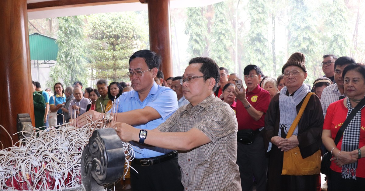 Delegation of "Silent but noble examples" of Ho Chi Minh City offered incense at Dong Loc T-junction