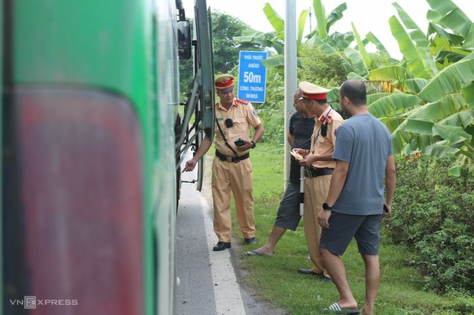 Hoa Binh Traffic Police check a passenger bus. Photo: Gia Chinh