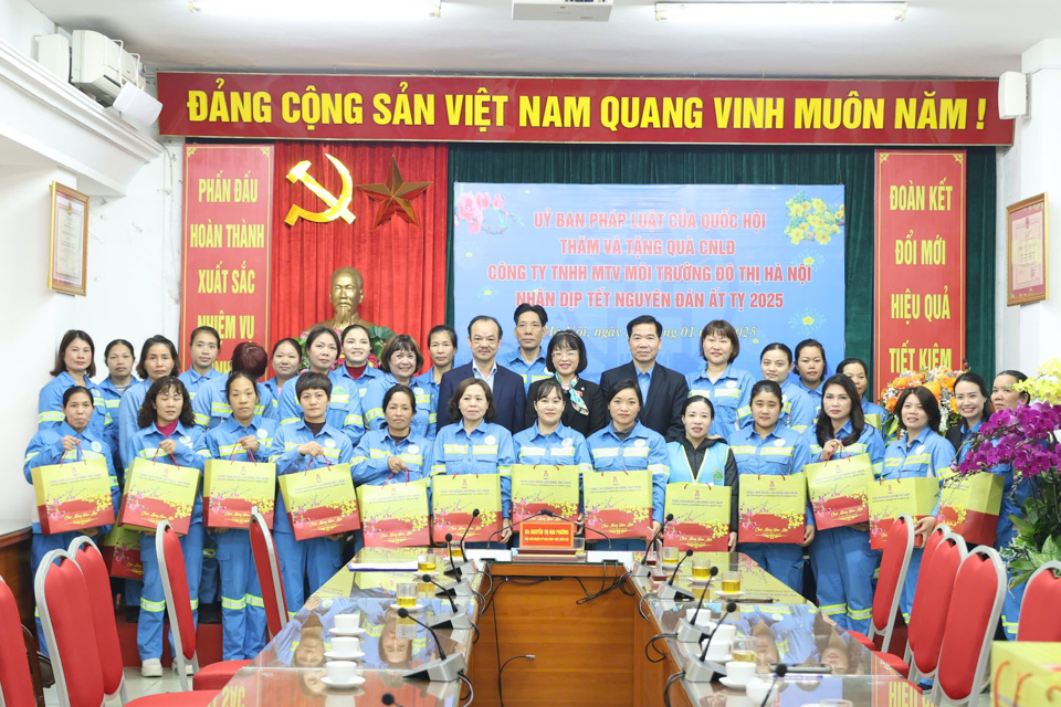 Đại biểu Quốc hội và tổ chức Công đoàn trao quà cho công nhân có hoàn cảnh khó khăn Công ty TNHH MTV Môi trường Đô thị Hà Nội - Ảnh: Ngọc Ánh