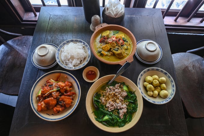 料理には、カニのスープ、バナナと豆を添えたカタツムリ、煮​​込んだスペアリブ、漬物などがあります。