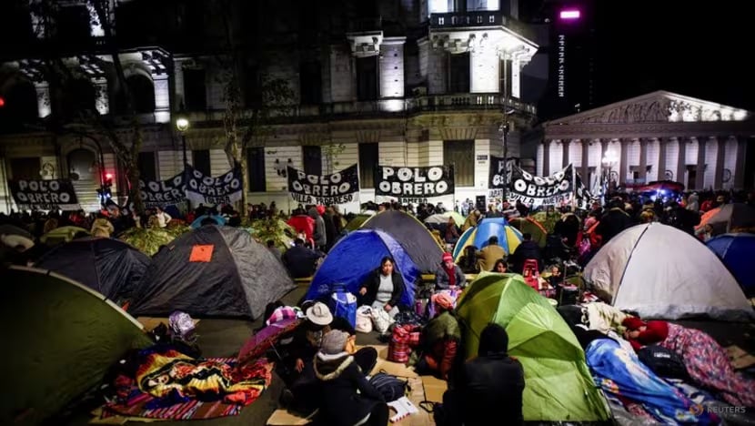 Platz in Argentinien wird zur Suppenküche, als die Armutsrate auf 40 steigt. Foto 1