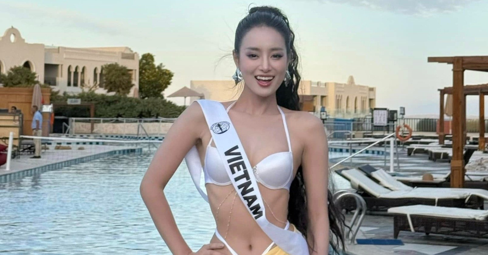 Á hậu Bùi Khánh Linh bốc lửa với bikini trắng tại Miss Intercontinental 2024