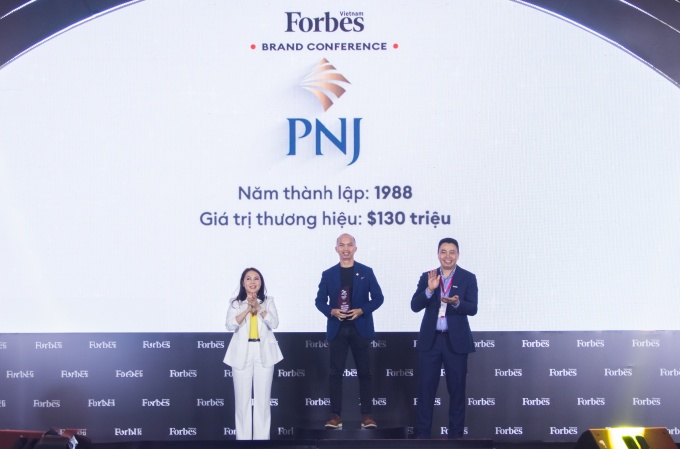 Đại diện PNJ nhận danh hiệu Top 25 thương hiệu, công ty trong lĩnh vực hàng tiêu dùng cá nhân và công nghiệp hôm 17/10. Ảnh: Việt Hùng