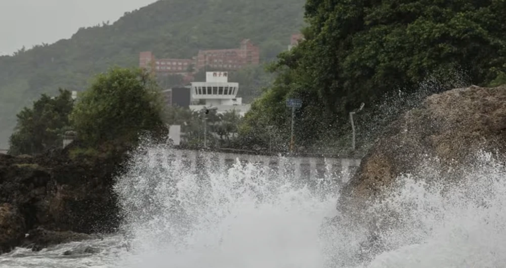 Der Taifun Krathon nähert sich am 1. Oktober einem Hafen in Kaohsiung, Taiwan. Foto: CNA