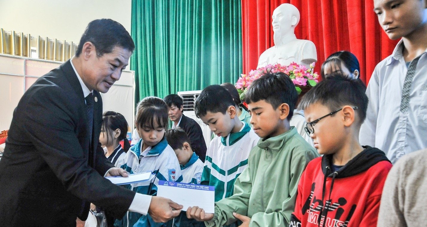 수백 명의 하남 학생들이 탄 히엡 팟의 'Step Up to School' 장학금을 받았습니다.