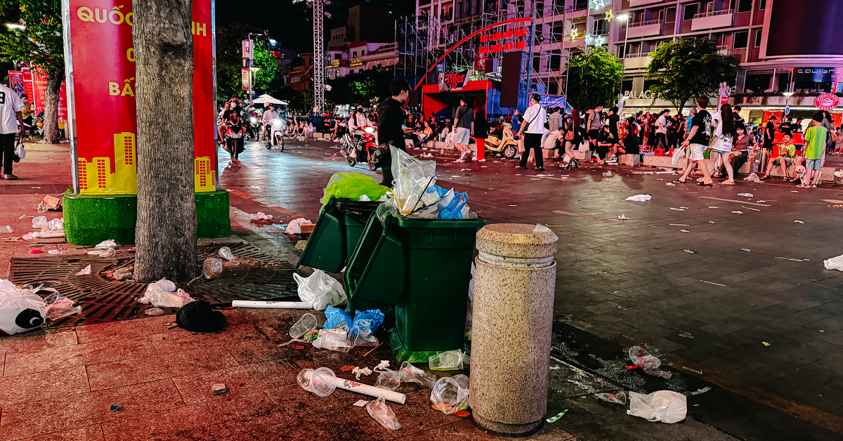 'Bóng tối' rác thải sau ánh sáng pháo hoa