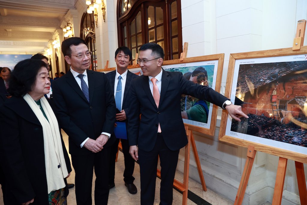 Delegates visit the exhibition. Photo: Organizing Committee