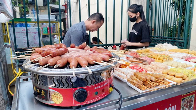 校門周辺の飲食店や屋台の食品安全を管理する