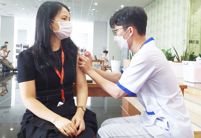 Nhân viên văn phòng đang tiêm vaccine cúm phòng bệnh. Ảnh: An An