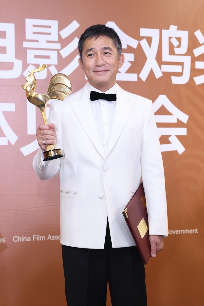 Tony Leung Chiu-wai ទទួលបានពានរង្វាន់ភាពយន្តចិន Golden Rooster Film Award 2023។ រូបថត៖ HK01