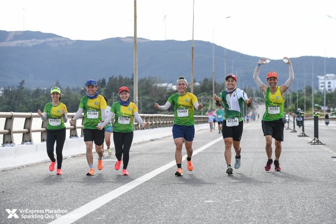 ランナーは友人と会話しながら楽なランニングスピードをチェックします。写真: VM
