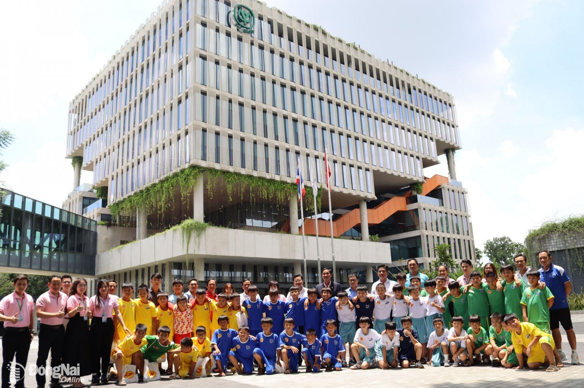 The visiting delegation took a photo with the leadership of C.P Vietnam Joint Stock Company. Photo: Hoang Loc