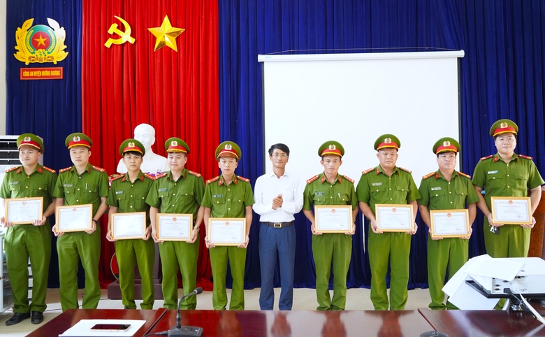 Chairman of Muong Khuong District People's Committee awarded certificates of merit to individuals...JPG