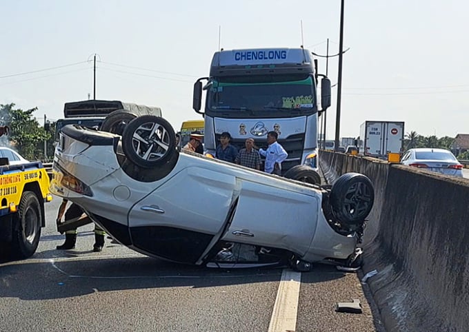 Das 5-Sitzer-Auto überschlug sich nach dem Unfall. Foto: Nam An