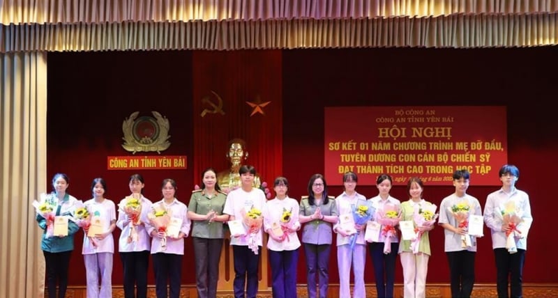 Les dirigeants de la police provinciale et du syndicat des femmes de la police provinciale de Yen Bai ont offert des fleurs pour féliciter les enfants d'officiers et de soldats pour leurs excellents résultats scolaires.