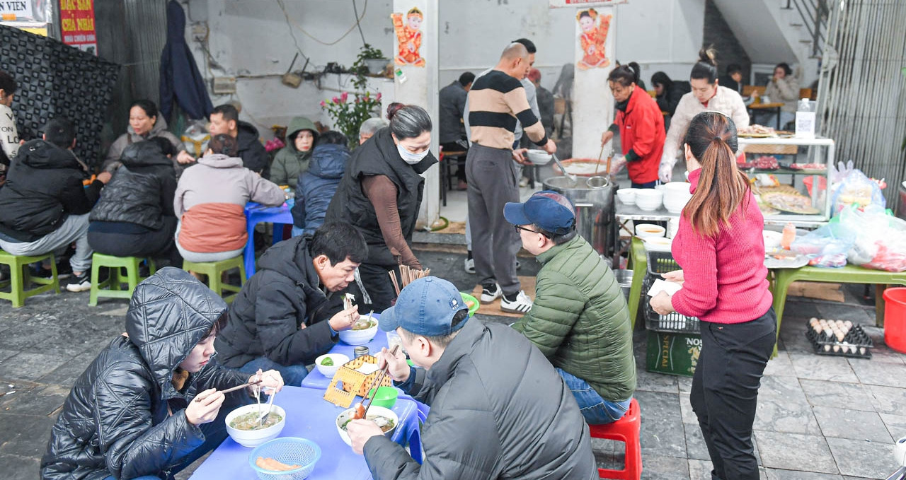 El restaurante Pho de tercera generación de Hanoi abre unas horas todas las mañanas, los que llegan tarde se marchan con pesar