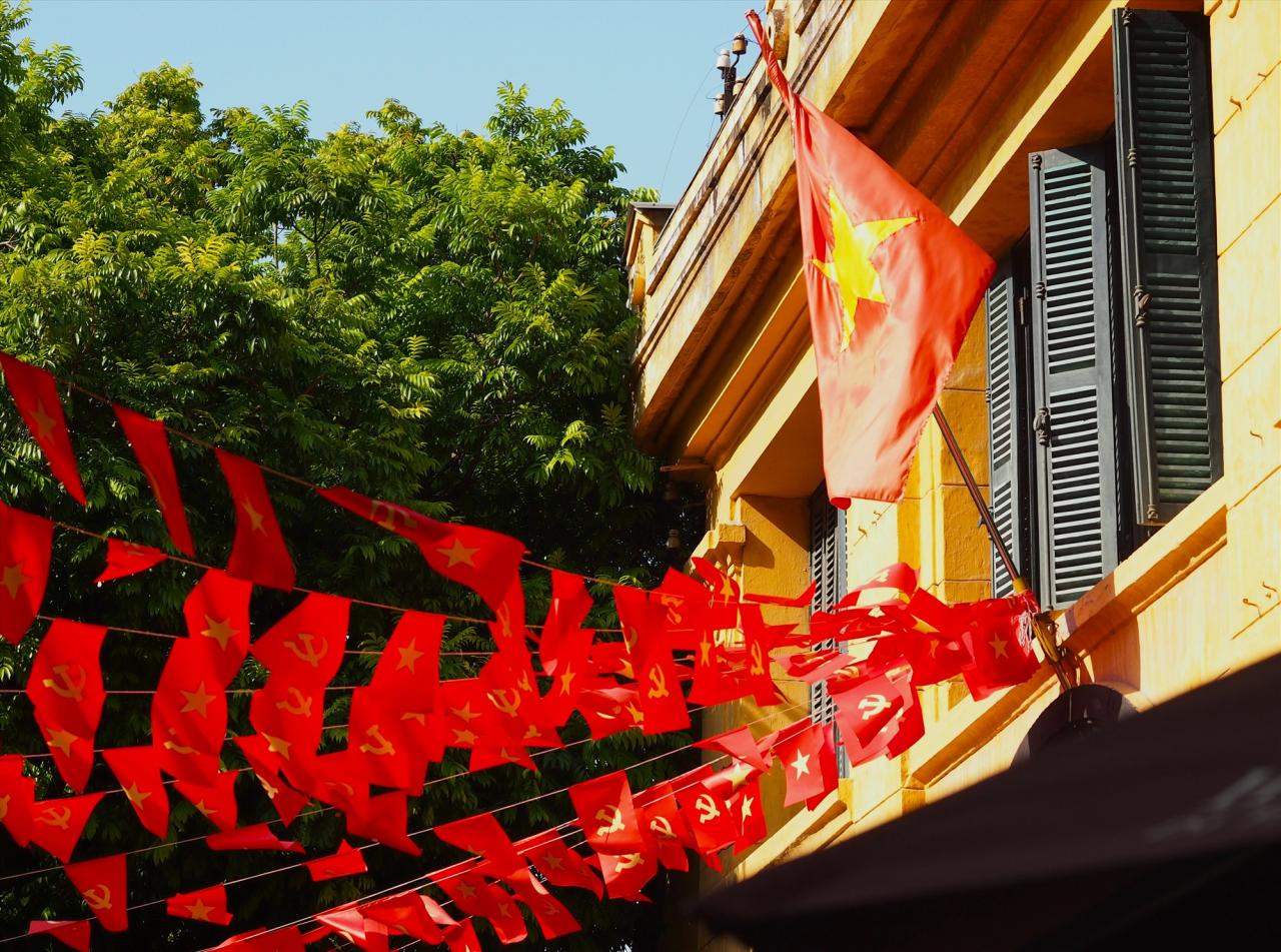 Les vestiges de la prison de Hoa Lo (district de Hoan Kiem, Hanoi) sont décorés de drapeaux et de fleurs pour célébrer la fête nationale le 2 septembre.