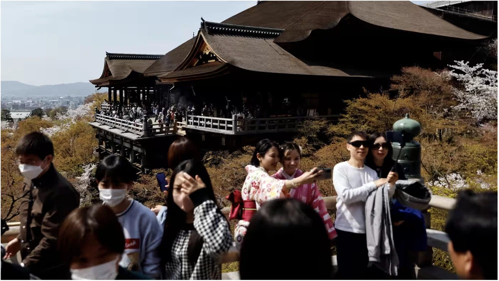 March marked the first time the number of foreign tourists increased to 3 million people/month. Photo: Nikkei Asia