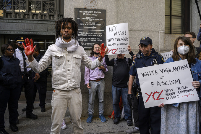 Người Mỹ biểu tình đòi công lý cho Jordan Neely bên ngoài Tòa án Manhattan ở New York, ngày 5/5. Ảnh: AFP
