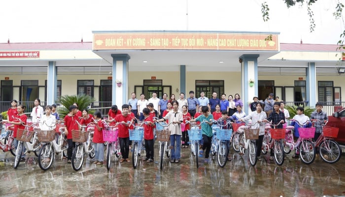 Báo Giáo dục và Thời đại trao 60 chiếc xe đạp học sinh Thanh Hoá