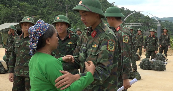 Xúc động cảnh người dân chia tay lực lượng quân đội tìm kiếm người mất tích tại Làng Nủ