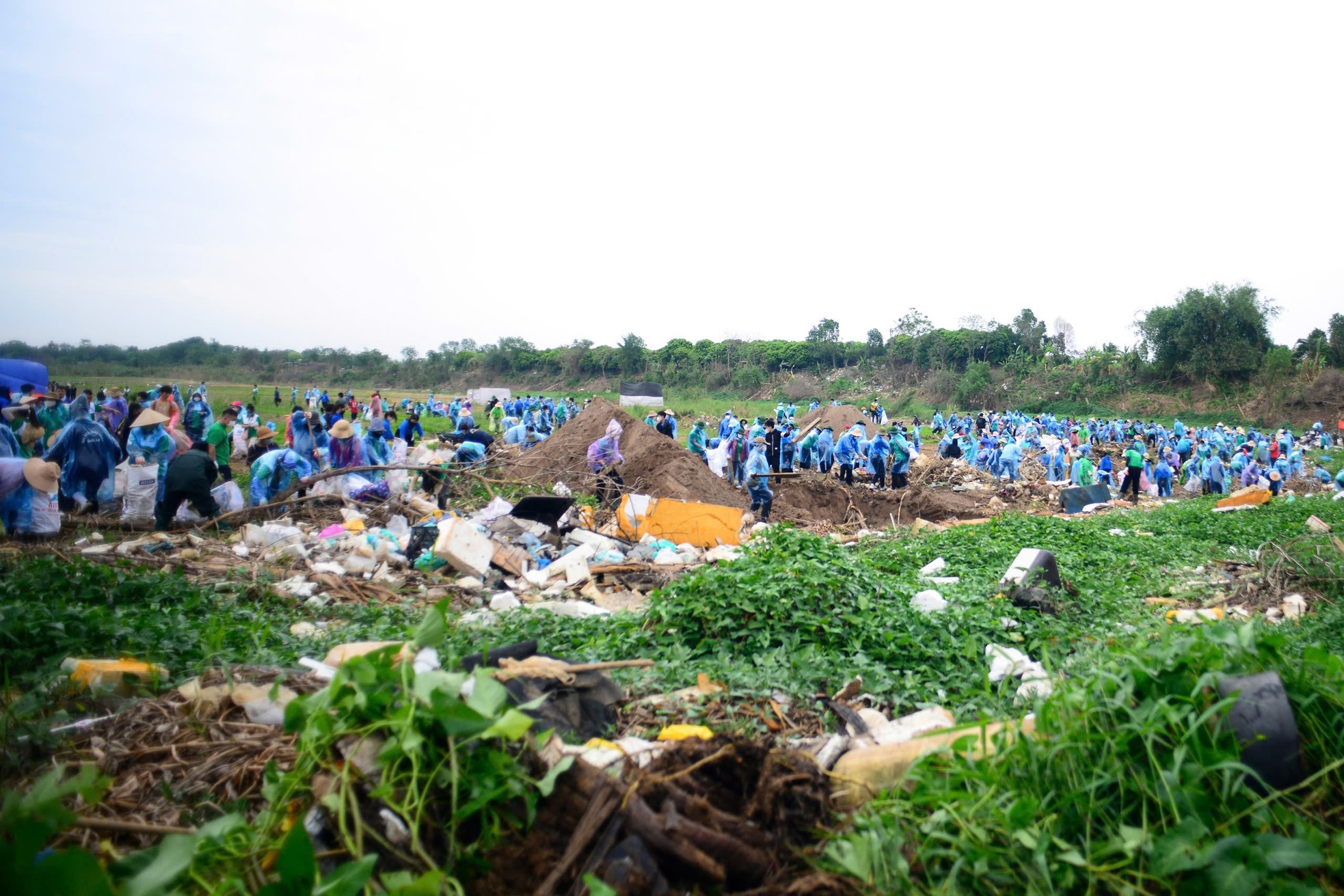 Cientos de personas desafiaron el viento y la lluvia para limpiar la basura a lo largo del Río Rojo, foto 5