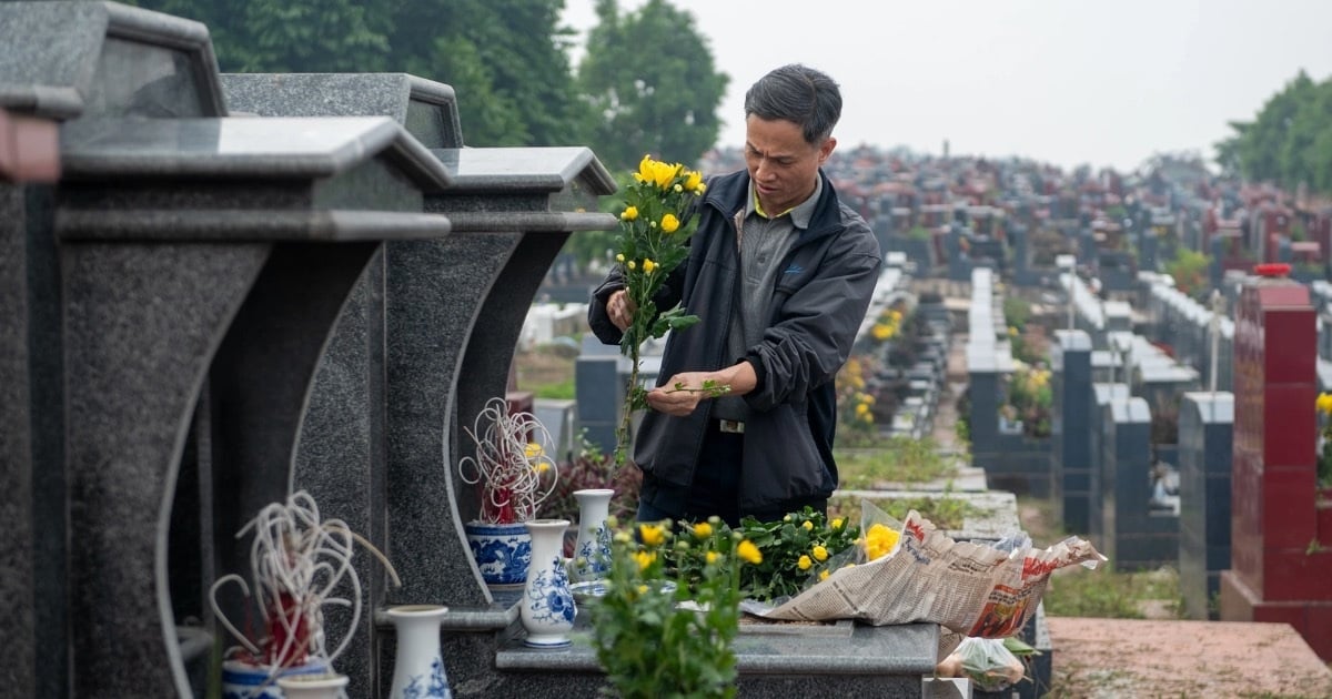 하노이 시민들, 음력설 앞두고 무덤 참배