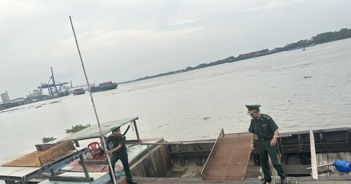 Les gardes-frontières de Hô Chi Minh-Ville arrêtent un bateau qui exploitait illégalement du sable