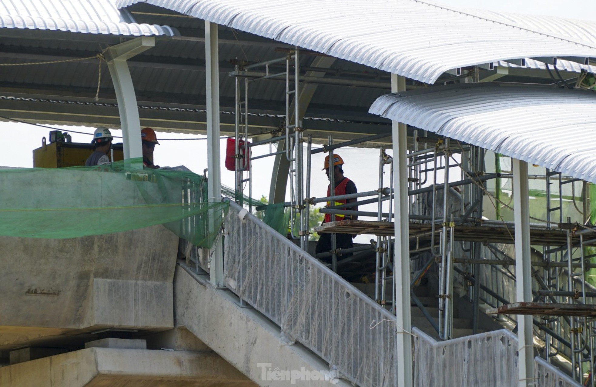 Baufortschritt der Fußgängerbrücke der U-Bahnlinie 1 in Ho-Chi-Minh-Stadt Foto 9