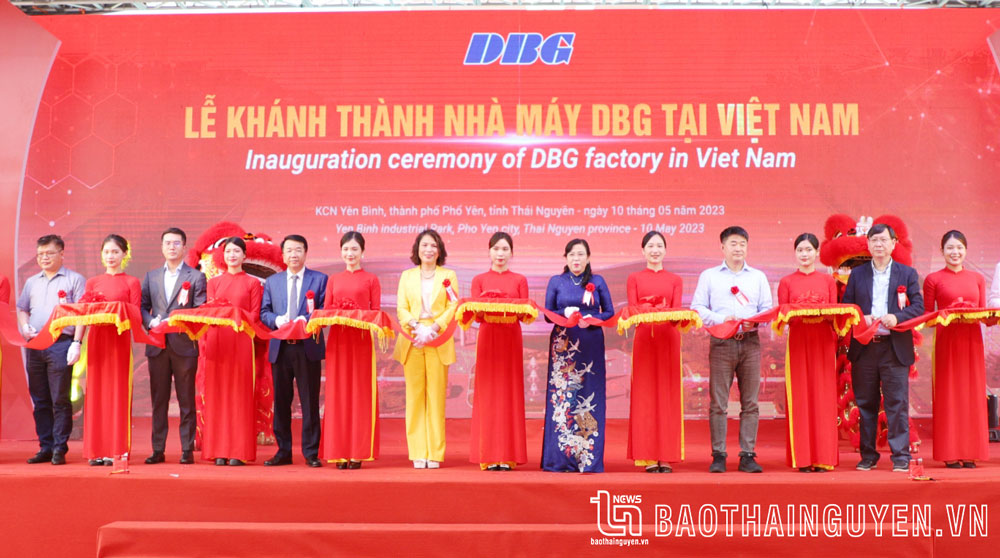 Provincial Party Secretary Nguyen Thanh Hai and delegates performed the ribbon-cutting ceremony to inaugurate the DBG Thai Nguyen Factory.