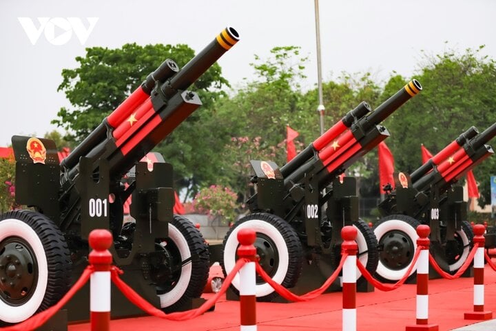 Primer plano de la formación de artillería ceremonial que participa en la Ceremonia de la Victoria del 70º Aniversario de Dien Bien Phu - 3