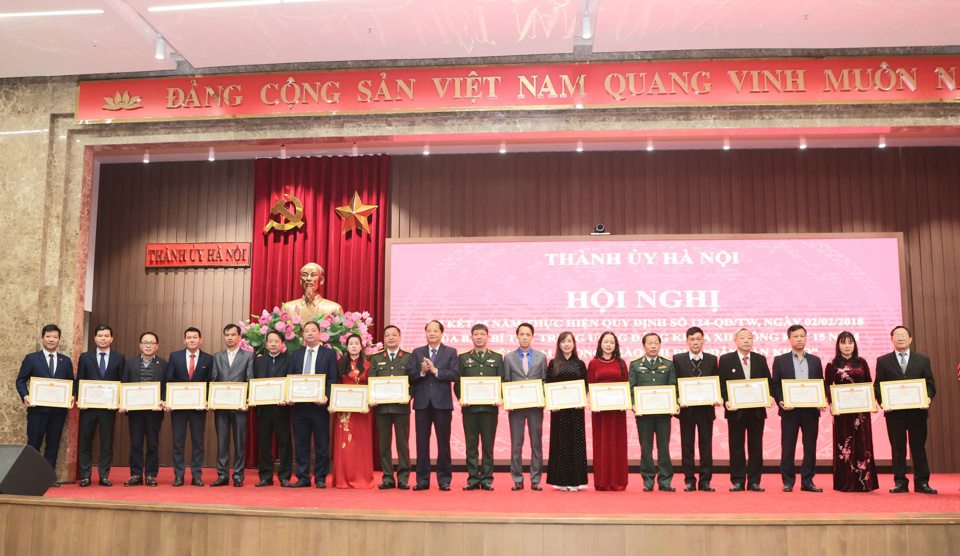 Der Leiter der Propagandaabteilung des Stadtparteikomitees, Nguyen Doan Toan, verlieh Kollektiven mit herausragenden Leistungen Verdiensturkunden des Volkskomitees von Hanoi.